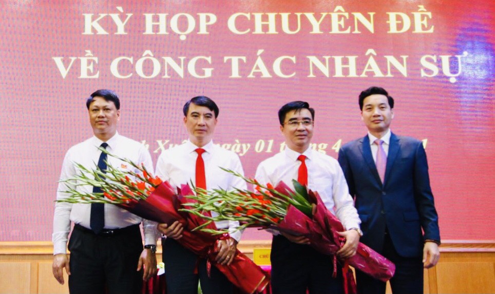 Lãnh đạo Quận ủy Thanh Xuân tặng hoa chúc mừng tân Chủ tịch UBND quận Thanh Xuân Võ Đăng Dũng và Giám đốc Sở Tài chính Nguyễn Xuân Lưu - nguyên Bí thư Quận ủy, Chủ tịch UBND quận Thanh Xuân