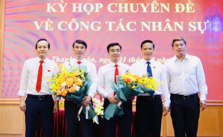 Các Phó Chủ tịch UBND quận Thanh Xuân tặng hoa chúc mừng tân Chủ tịch UBND quận Thanh Xuân Võ Đăng Dũng và Giám đốc Sở Tài chính Nguyễn Xuân Lưu - nguyên Bí thư Quận ủy, Chủ tịch UBND quận Thanh Xuân 