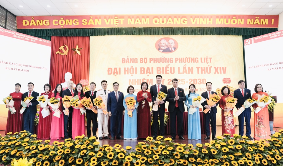 Ban Chấp hành Đảng bộ phường Phương Liệt khóa XIV ra mắt Đại hội